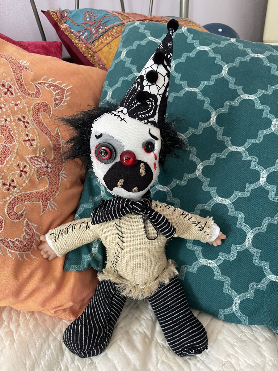 dark-art-doll-schreihals-sitzend-bunte-kissen